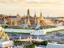 The Grand Palace & The Temple of the Emerald Buddha: Guided Tour + Transfers